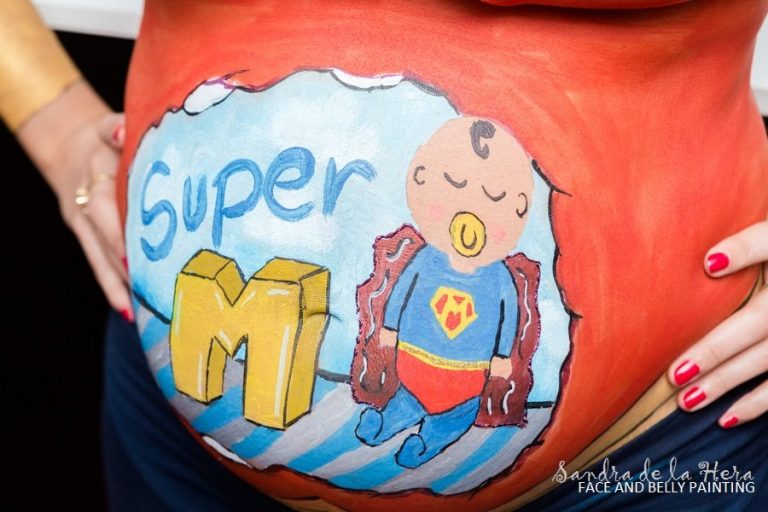 Bellypaint de un bebé superhéroe con el texto Super M