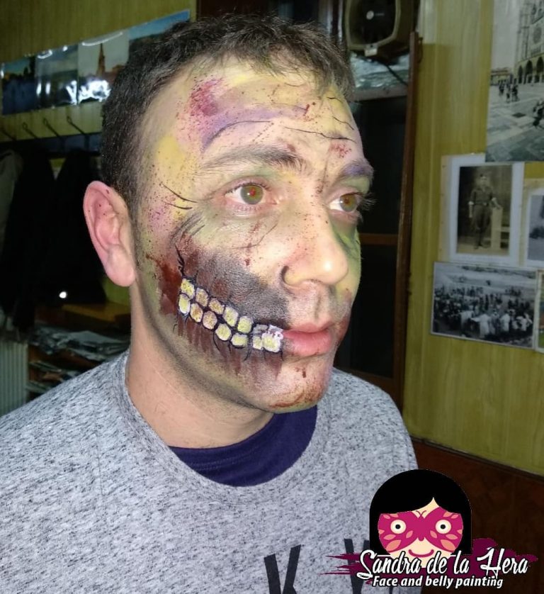 Maquillaje de efectos especiales de herida zombi en el rostro de un hombre