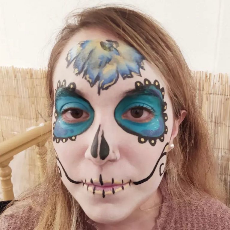 Maquillaje de catrina mexicana en azul y blanco