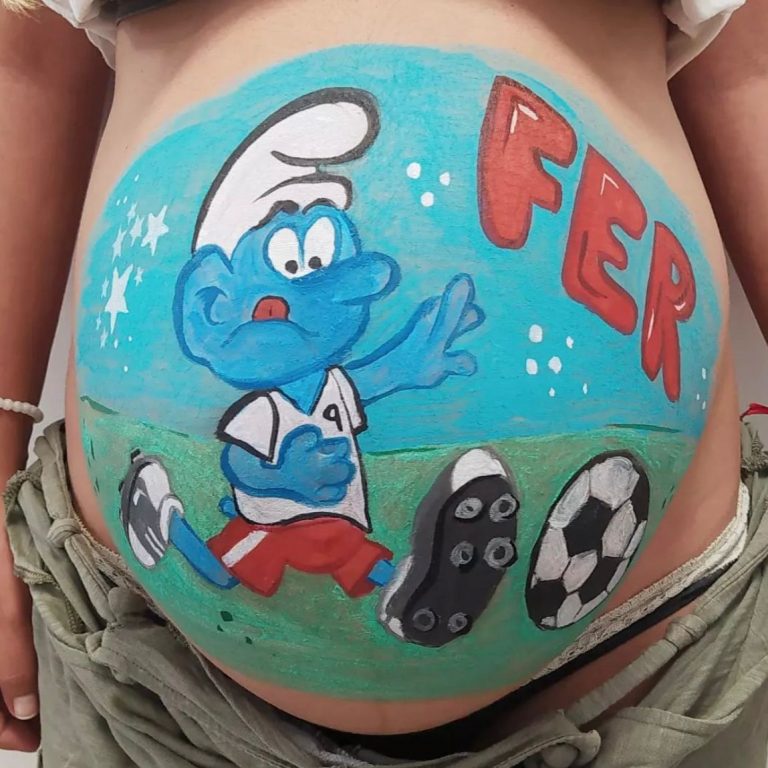 Bellypaint de un Pitufo futbolista con el nombre Fer en la tripa de una embarazada