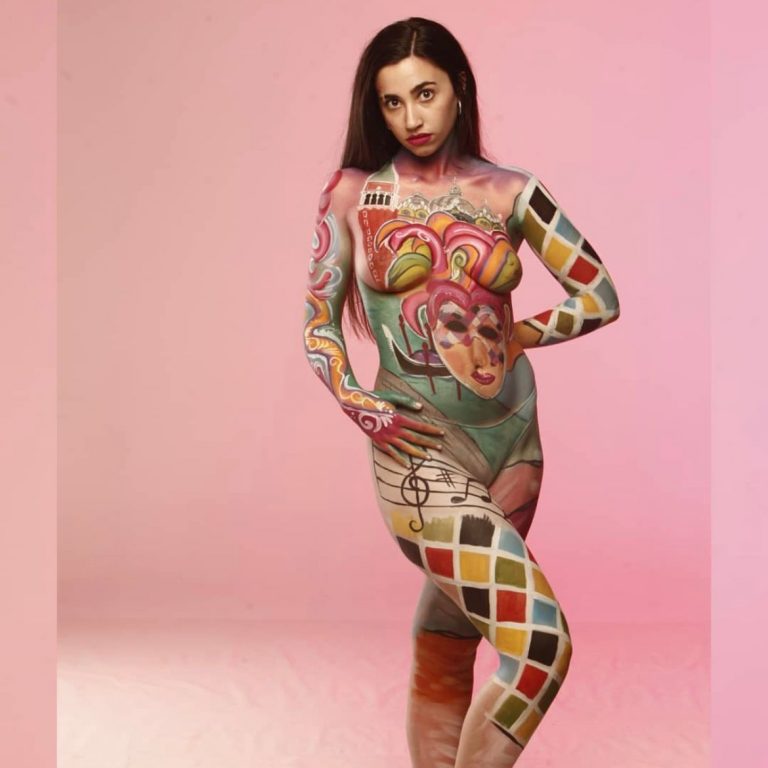 Body paint integral de colores sobre el cuerpo de una modelo