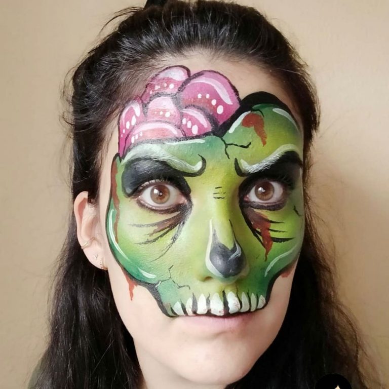 Maquillaje artístico de calavera verde en el rostro de una mujer