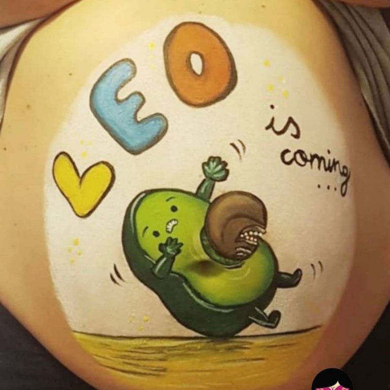 Bellypaint de un aguacate corriendo con el mensaje Leo is coming