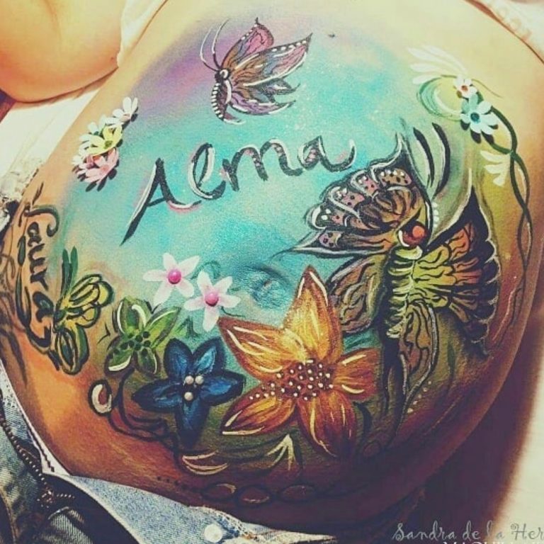 Bellypaint de mariposas y flores con el nombre Alma